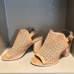 Tan Universal thread heels size 7